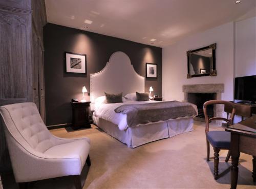 梅德斯通Leeds Castle Maiden's Tower的一间卧室配有一张特大号床和一把椅子