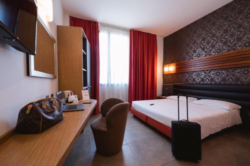 博洛尼亚伯格纳大都会酒店的配有一张床和一把椅子的酒店客房