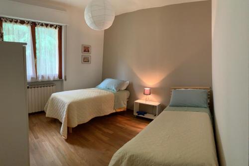 阿雷佐Home53的客房设有两张床、一个窗口和一盏灯。