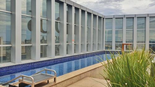 巴西利亚BSB STAY EXECUTIVE FLATS PARTICULARES -SHN的建筑物屋顶上的游泳池