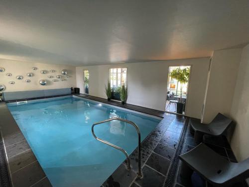 索姆河畔的圣瓦列里柯德利斯Spa酒店的一座大游泳池