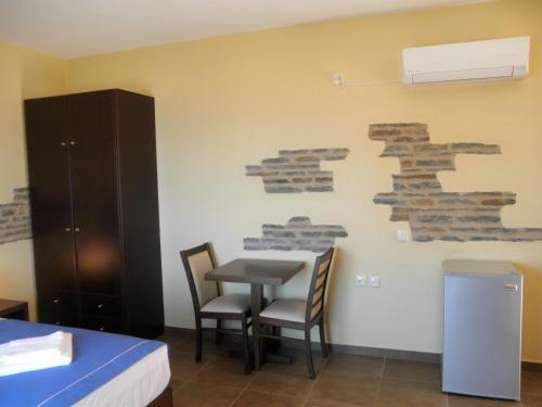 莫奈姆瓦夏卡萨莱别墅旅馆的配有桌椅和墙壁的房间