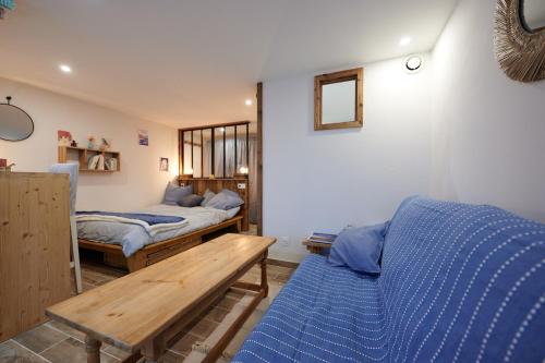 拜兰特里Casa MaMa&ly的客房设有两张床和一张木桌。