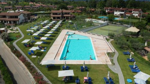 莫尼加派美雅公寓酒店的享有带椅子的游泳池和网球场的顶部景致