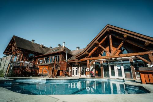 圣米歇尔德圣Auberge du Lac Taureau的一座大房子,前面设有一个游泳池