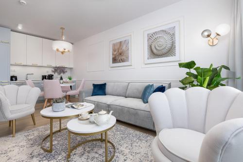 科沃布热格Baltini Premium Apartament Polanki Aqua的白色的客厅配有沙发和椅子