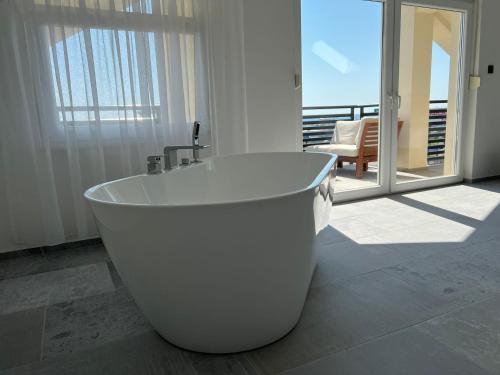 扎达尔D8 B&B的带阳台的客房内的白色浴缸