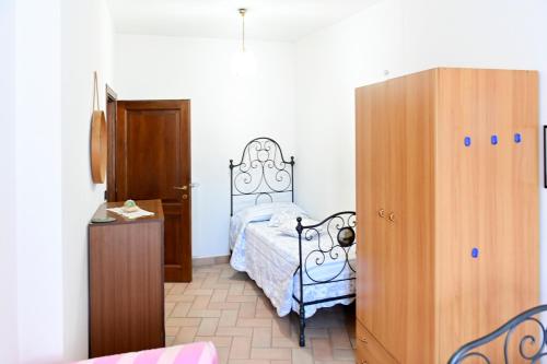 诺切劳恩布拉CASA VALENTINA的一间卧室配有一张床和一个木制橱柜