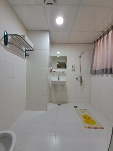 永康明阿宅的白色的浴室设有水槽和卫生间。