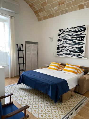 科佩尔蒂诺n°21 (Casa di Anna)的一间卧室配有一张带橙色和蓝色床单的大床