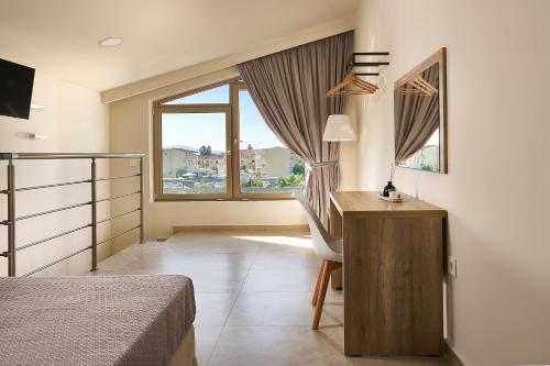 阿利卡纳斯格莱普维恩斯酒店的一间卧室配有一张床、一张书桌和一个窗户。