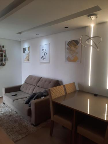 马瑙斯Condomínio reserva da cidade的客厅配有沙发和桌子