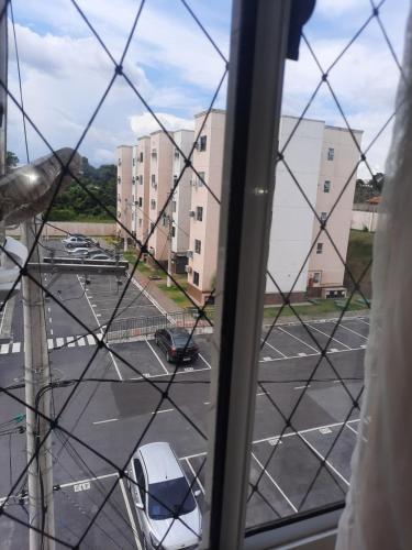 马瑙斯Condomínio reserva da cidade的从窗口可欣赏到停车场的景色
