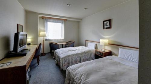 富士吉田市Hotel Fuyokaku - Vacation STAY 13436v的酒店客房设有两张床和电视。