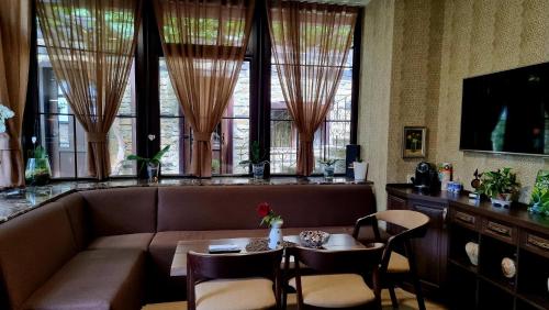 LovechСемеен Хотел Чардаците的客厅配有沙发和桌椅