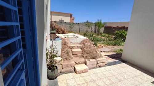 ChebbaCharmant logement avec jardin en permaculture的庭院内有石墙的花园