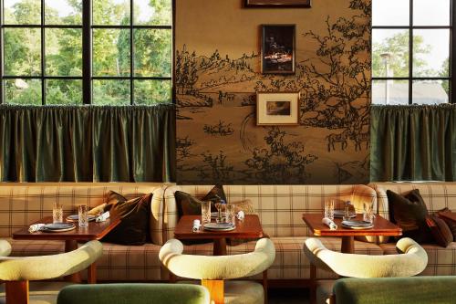 莱诺克斯Life House, Berkshires的餐厅设有2张桌子和椅子以及窗户。