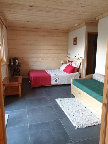 萨莱切L'Eterlou 74的小木屋内一间卧室,配有两张床