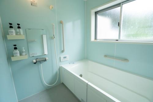 壹岐市I,K,I HOUSE SAIDOFURE - Vacation STAY 14778v的白色的浴室设有浴缸和窗户。