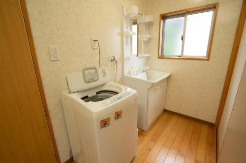 壹岐市I,K,I HOUSE SAIDOFURE - Vacation STAY 14778v的小型浴室设有洗衣机和水槽。
