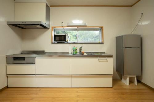 壹岐市I,K,I HOUSE SAIDOFURE - Vacation STAY 14778v的厨房配有水槽和冰箱