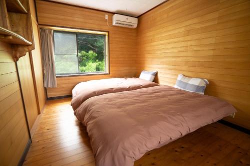壹岐市I,K,I HOUSE SAIDOFURE - Vacation STAY 14778v的一间带床的卧室,位于带窗户的房间内