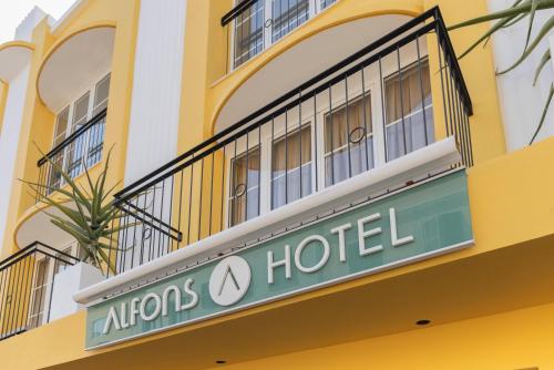 休达德亚Alfons Hotel的建筑一侧摩里斯旅馆标志