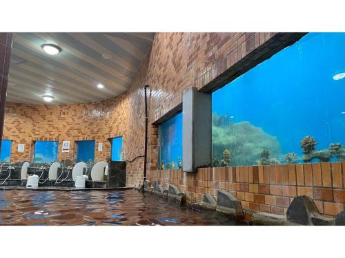 平戸市Hirado Kaijyo Hotel - Vacation STAY 65797v的一个带水族馆的房间的大窗户