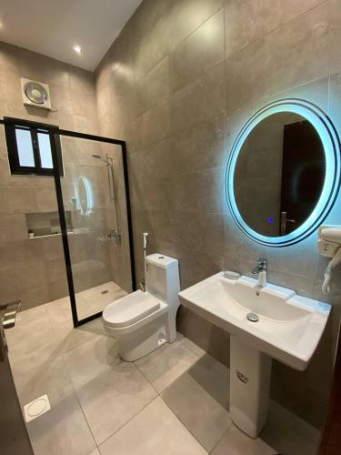 塔伊夫شاليهات ضوء的一间带卫生间、水槽和镜子的浴室