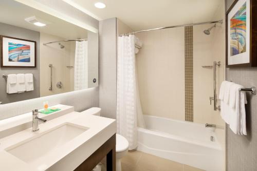 圣克鲁兹圣克鲁斯凯悦酒店的一间带水槽、浴缸和卫生间的浴室