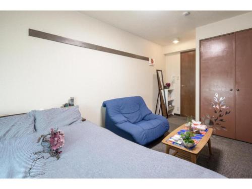 京都cozy house - Vacation STAY 13159的一间卧室配有蓝色的床和蓝色椅子