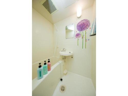 京都cozy house - Vacation STAY 13159的白色的浴室设有水槽和浴缸。