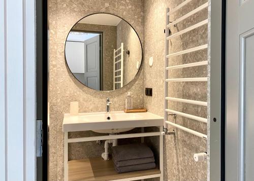 SalmeSÖRWESPA Nature Resort的一间带水槽和镜子的浴室