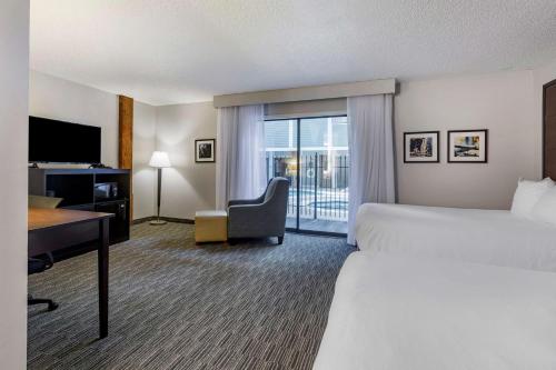 圣保罗科莫公园贝斯特韦斯特优质酒店的配有一张床和一张书桌的酒店客房