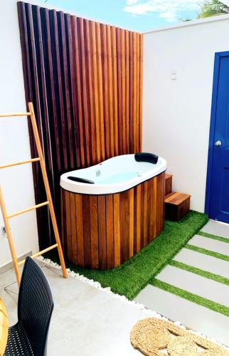 卡莫辛Meditarranee Residence的木墙客房内的浴缸