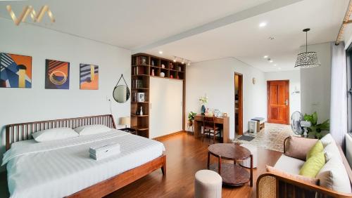 河内VNAHOMES Serviced Apartment的一间卧室设有一张床和一间客厅。