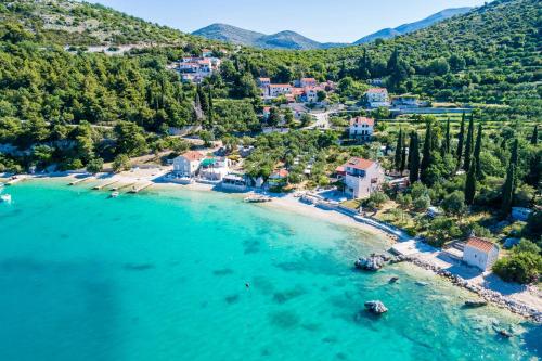 斯拉诺Apartments by the sea Sladjenovici, Dubrovnik - 11531的享有度假村海滩的空中景致