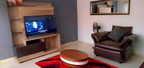 ChililabombweFully Furnished Apartment in Chililabombwe的客厅配有椅子和电视