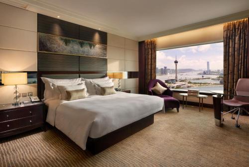 澳门澳门星际酒店的酒店客房设有一张大床和一张书桌。