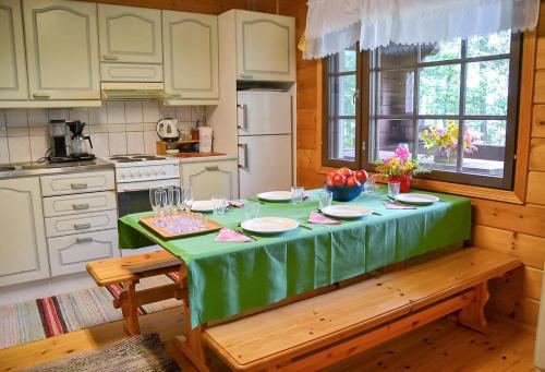 KontiolahtiPohjantilan Hirsituvat - Pohjantähti的厨房配有带绿桌布的桌子