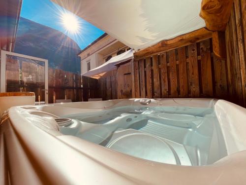 梅佐隆巴尔多CASA da CARMEN - Relax & Tradizione的一个带天花板的客房内的按摩浴缸