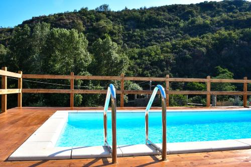 Tovo San GiacomoAgriturismo Peq Agri-Resort Tovo的木质围栏前的游泳池