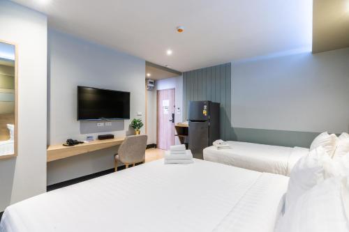 MakkasanHi Sotel - SHA Plus的酒店客房设有两张床和一台平面电视。
