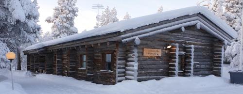 萨利色尔卡Kelo / Lapland, Saariselkä的小木屋,屋顶上积雪