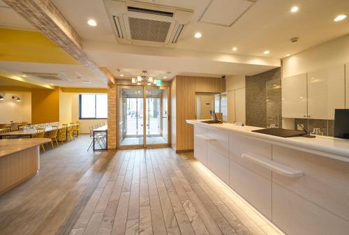 札幌Hotel Axia Inn Sapporo Susukino的一间大房间,设有厨房和饭厅