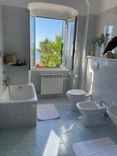 瓦拉泽Maniman的带浴缸、卫生间和盥洗盆的浴室