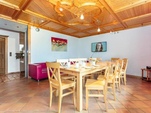 纽科琴格罗斯夫Great group holiday home的一间带木桌和椅子的用餐室