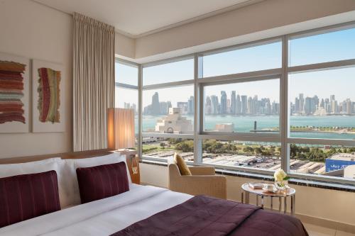 多哈多哈辉盛阁国际公寓的酒店客房设有一张床和一个大窗户