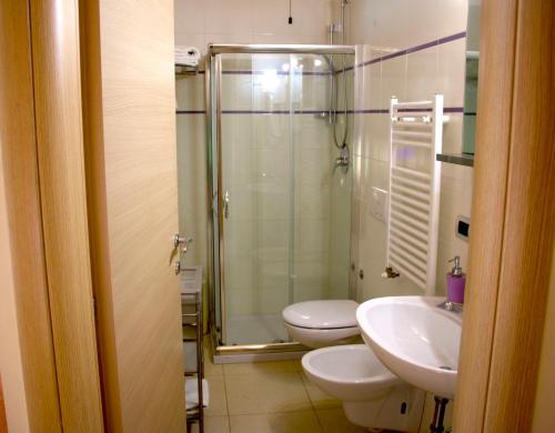 马泰拉b&b il villino的浴室设有2个卫生间和玻璃淋浴间。