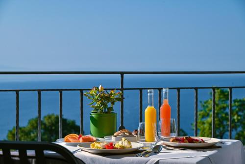 奥帕提亚Hotel Laurus - Liburnia的餐桌,带食物和橙汁盘